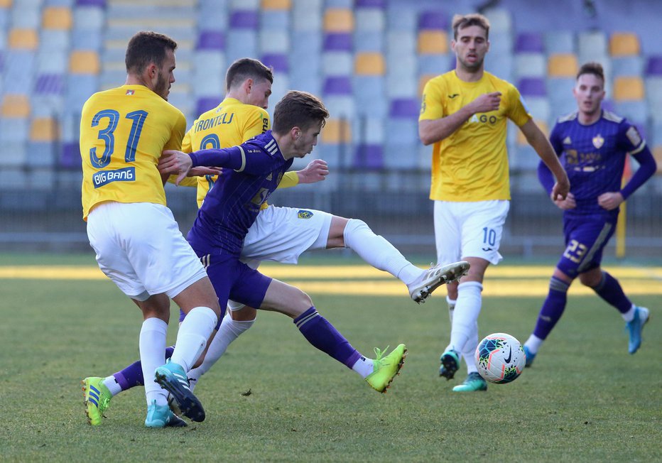 Fotografija: Luka Zahović (v sredini) in drugi Mariborčani so od lovca na Olimpijo postali Aluminijev plen. FOTO: Tadej Regent