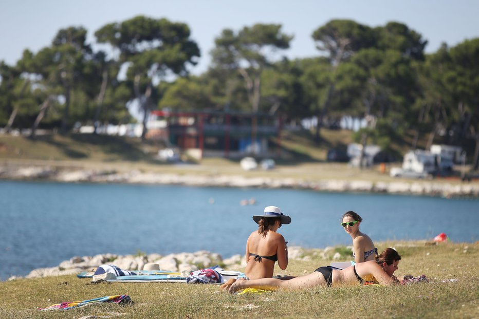 Fotografija: Severni del Hrvaške obale je v t. i. zelenem območju, južni v rumenem, deli notranjosti države pa v rdečem zaradi velikega števila okužb. FOTO: Leon Vidic, Delo