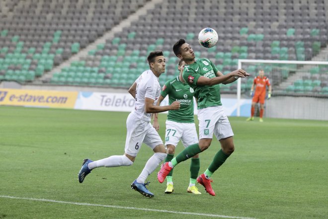 Luka Menalo, desno, zaradi drugega rumenega kartona v Celju ne bo igral. FOTO: Voranc Vogel