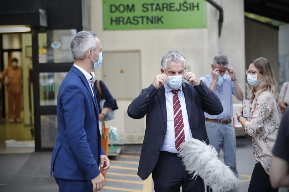 Fotografija: Janez Cigler Kralj, minister za delo, družino, socialne zadeve in enake možnosti, in Tomaž Gantar, minister za zdravje, med sestankom in obiskom Doma starejših Hrastnik, 23. julija 2020. FOTO: Uroš Hočevar