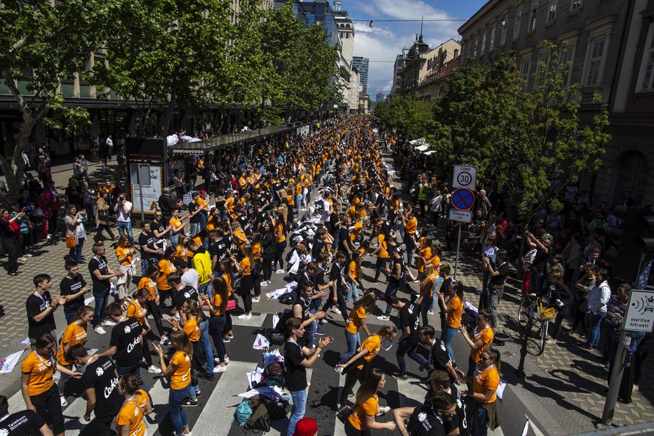 Fotografija: Letos je 'padla v vodo' tudi tradicionalna maturantska parada. FOTO: Voranc Vogel, Delo