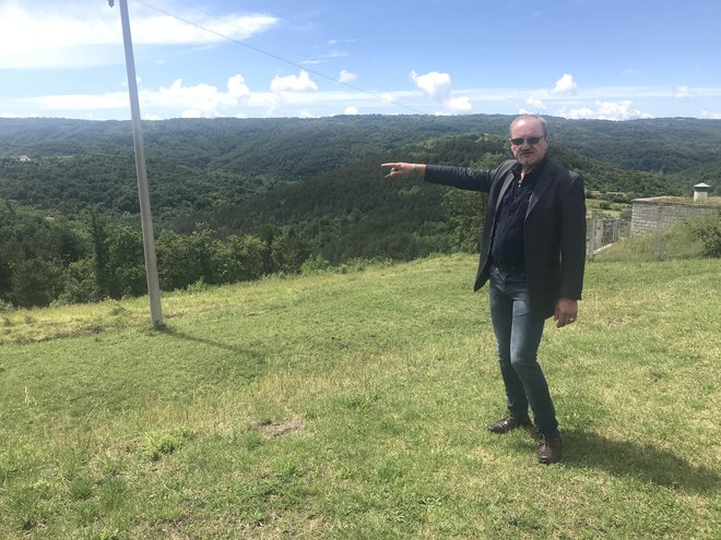 Tomislav Pevec kaže na še neobdelano zemljo, ki bi jim, če bi imeli traktor s priključki, pomagala pri samooskrbi z živili.