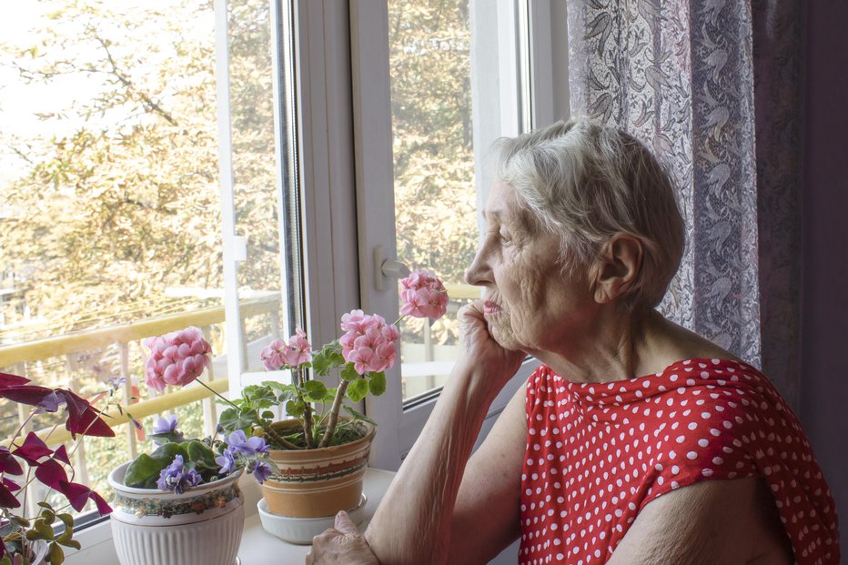 Fotografija: Težje je bolnim, vase zaprtim, nekomunikativnim brez socialne mreže. FOTO: Marina113/Getty Images