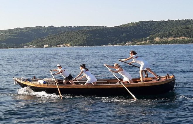 Za tako veslanje je treba osvojiti veliko pomorskih veščin. Foto: Janez Mužič