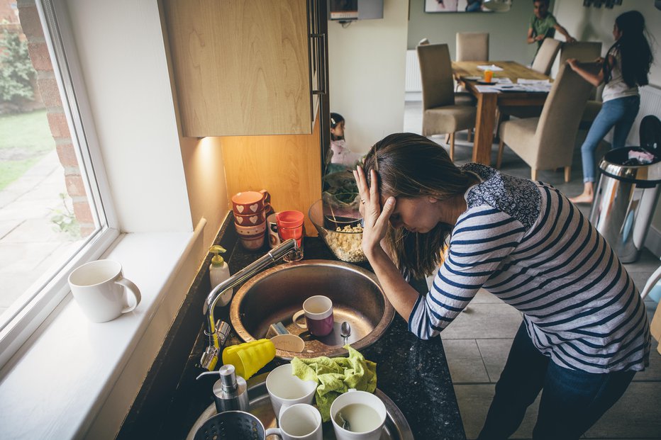 Fotografija: Če samo neredno pospravljate, ni to nič hudega, če pa ste tudi neorganizirani, lahko to kaže kompulzivno motnjo. FOTO: Dglimages/Getty Images