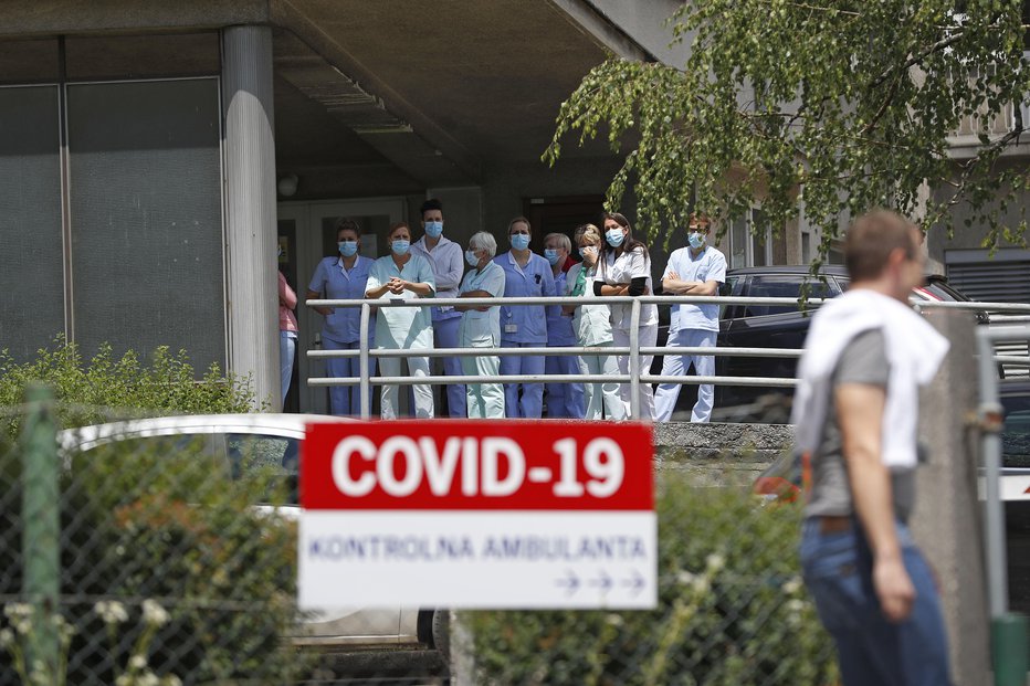 Fotografija: Doslej so pri nas potrdili več kot 2400 okužb z virusom sars-cov-2. FOTO: Leon Vidic, Delo