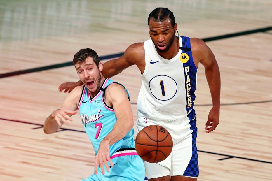 Fotografija: Goran Dragić se zaveda, da bo glavna ovira za Miami T. J. Warren (desno). FOTO: Kim Klement/USA Today Sports