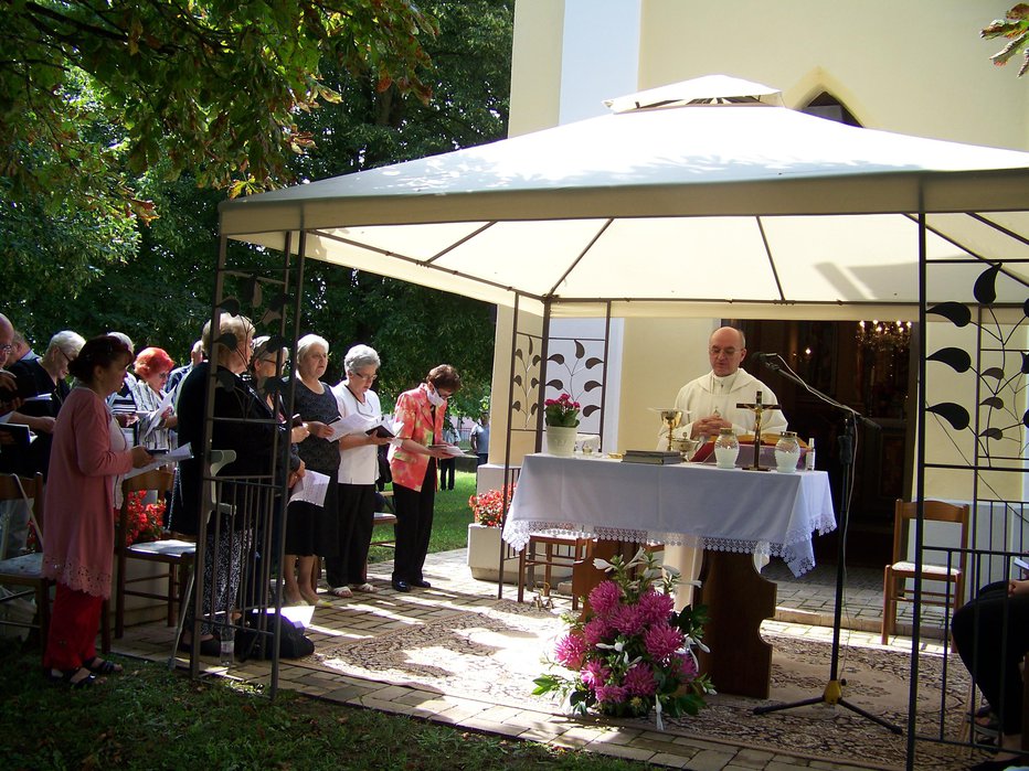 Fotografija: Maševal je duhovnik salezijanec Franc Maršič, ki je profesor v Rimu. FOTO: Jože Žerdin