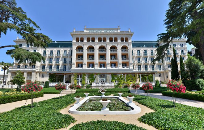 Vrt pred hotelom Palace