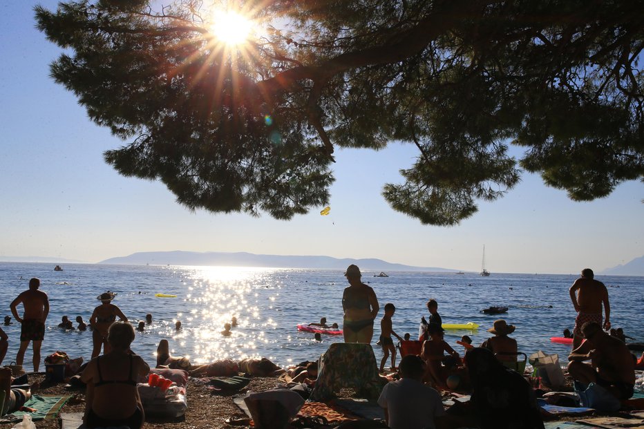 Fotografija: Hrvaške plaže po zelo zadovoljivo turistično obiskanem avgustu po Avstrijcih in Britancih zapuščajo še Slovenci. Na njih se večinsko sončijo le še Nemci in Italijani. FOTO: Tomi Lombar, Delo