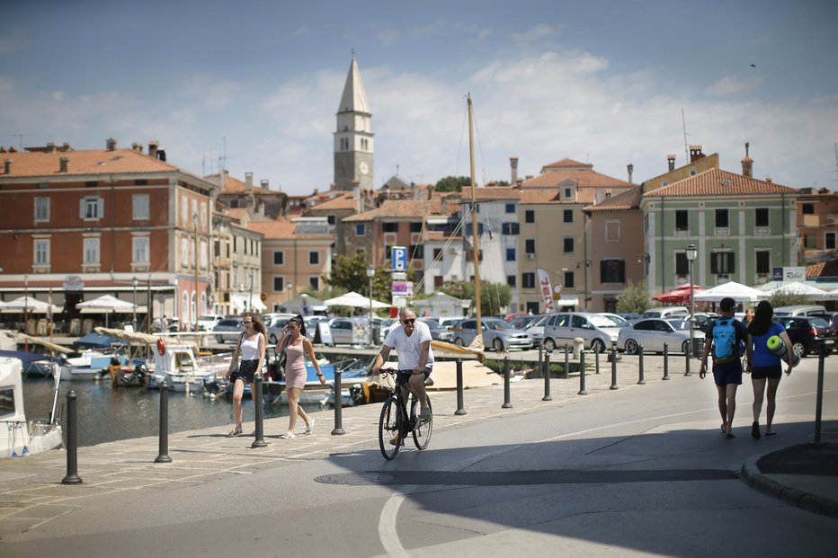 Fotografija: Obala je med turisti zelo priljubljena destinacija. FOTO: Jure Eržen, Delo