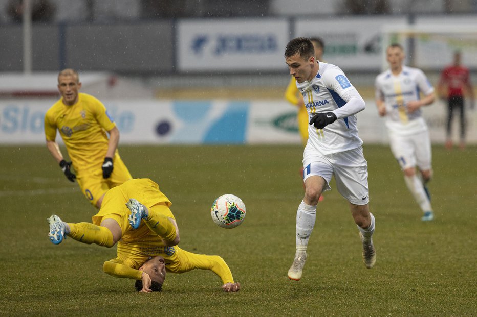 Fotografija: Luka Kerin, v belem dresu, postaja igralec velikih tekem. FOTO: Voranc Vogel