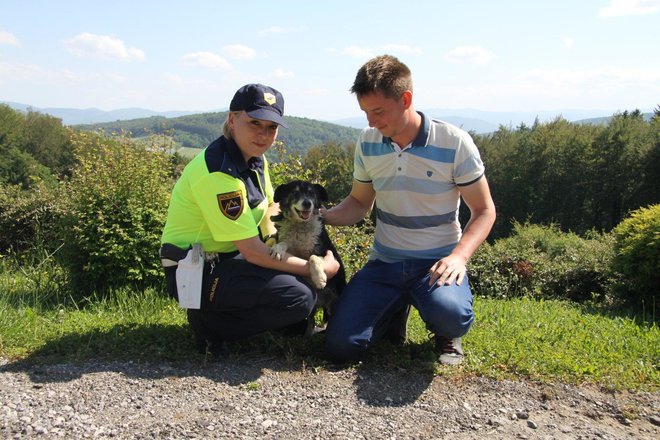 Maja se je po zaslugi policistke Silve Žibert in uslužbenca Darsa srečno končalo za psa, ki je pristal v zavetišču. FOTO: PU Novo mesto