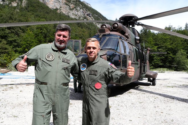 Pilota<strong> </strong>Igor Lanišnik in Mitja Černilec sta v pičlih treh urah na Okrešelj zvozila 30 ton materiala. FOTOGRAFIJE: Marko Feist