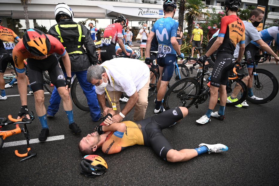 Fotografija: Številni kolesarji Bahrain Mercedesa so imeli smolo, na fotografiji Sonny Collbreli, v ozadju pa je ostal tudi Matej Mohorič. FOTO: Anne-christine Poujoulat, Reuters