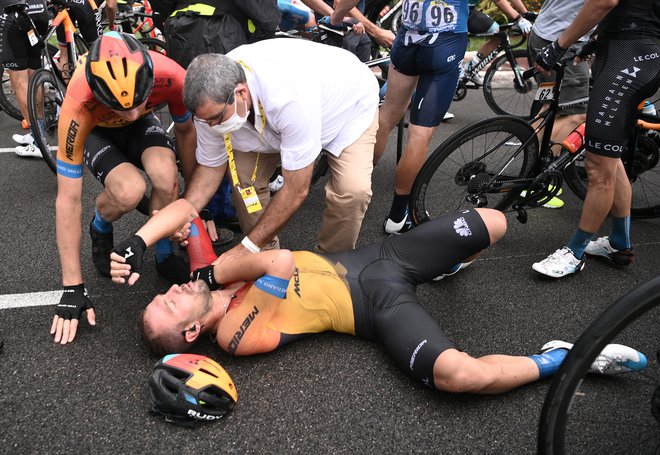 Na drsalnici v Nici so se padci vrstili drug za drugim. Na tleh Italijan Sonny Colbrelli. FOTO: Anne-Christine Poujoulat/Reuters