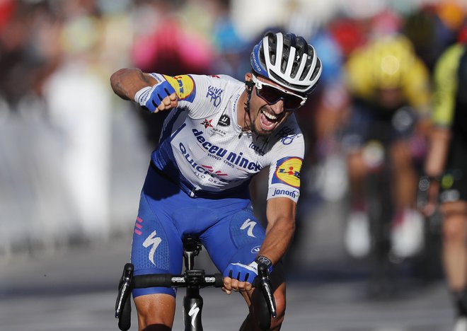 Julian Alaphilippe je v 2. etapi slavil zasluženo zmago in oblekel rumeno majico. FOTO: Stephane Mahe/Reuters