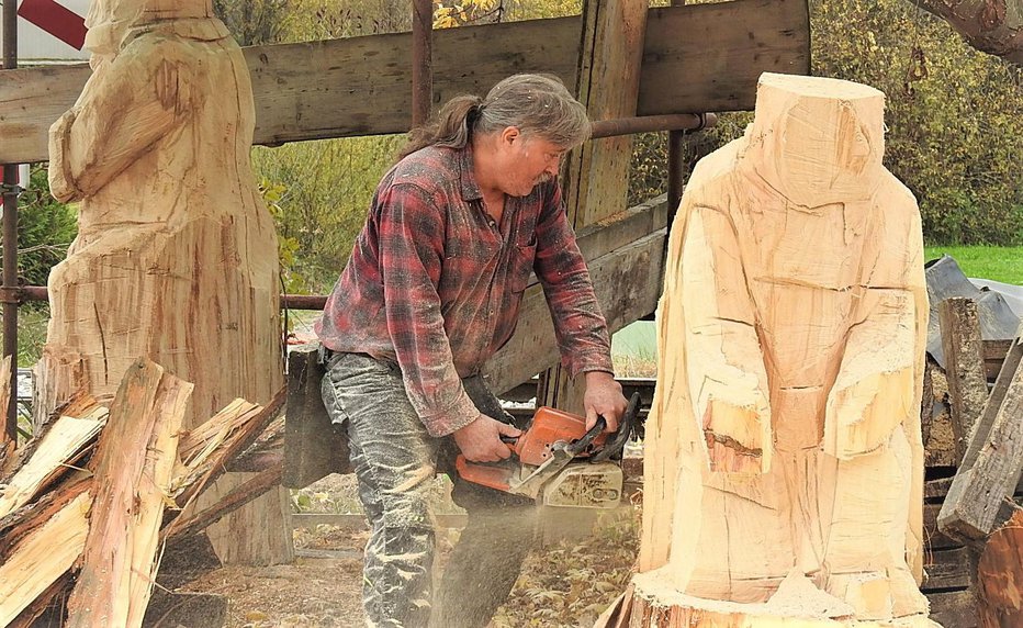 Fotografija: Umetnik pri delu FOTO: Franc Očko