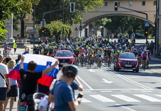 Udeleženci maratona v središču Ljubljane. FOTO: Matej Družnik