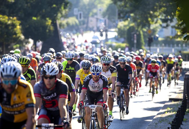 Udeleženci maratona v središču Ljubljane. FOTO: Matej Družnik