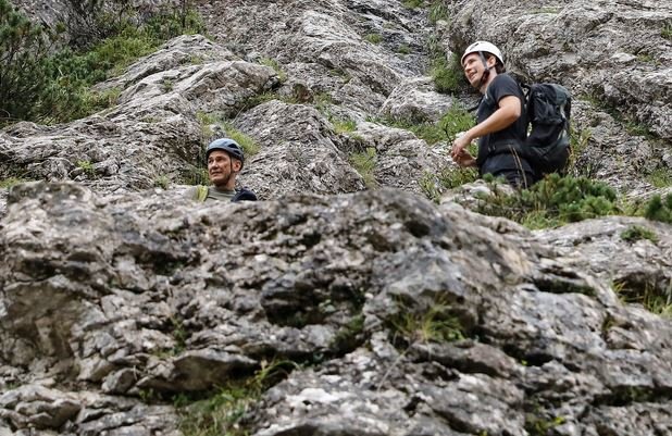 Fotografija: Plezanje Kurza in Janše. FOTO: Dragan Tatic/BKA/Vlada RS