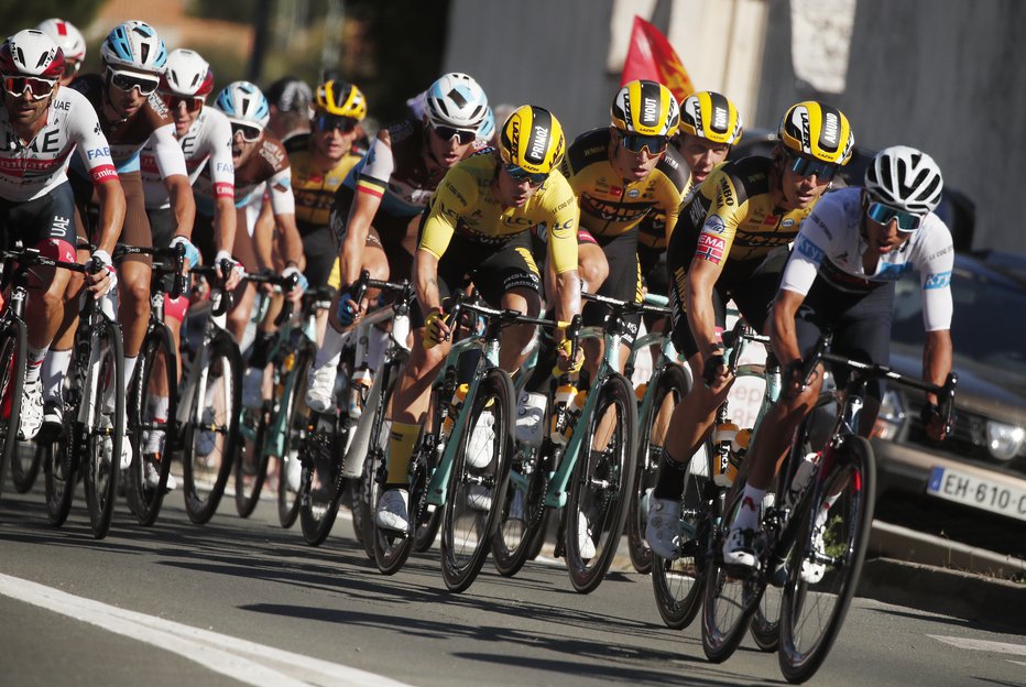 Fotografija: Egan Bernal (v ospredju) bo stežka ušel rumenemu Primožu Rogliču. FOTO: Benoit Tessier/Reuters