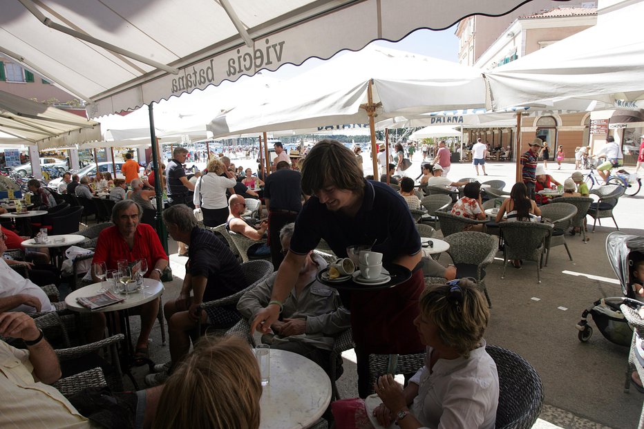 Fotografija: Skoraj 40 odstotkom gostinskih lokalov v teh razmerah ne bo uspelo zdržati do naslednje turistične sezone. Fotografija je bila posneta lani. FOTO: Mavric Pivk, Delo