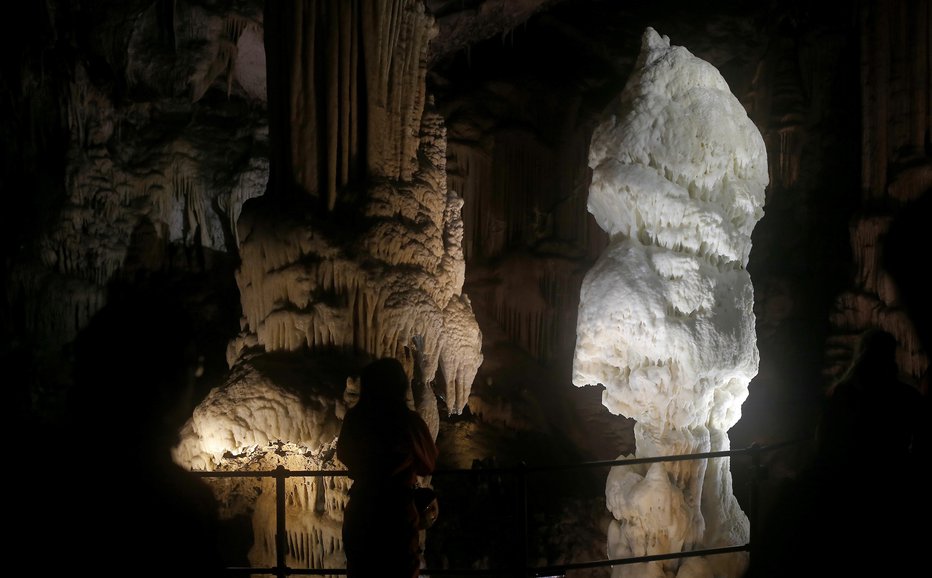 Fotografija: Postojnska jama je v nezavidljivem položaju, saj je odvisna od tujih turistov. FOTO: Blaž Samec, Delo