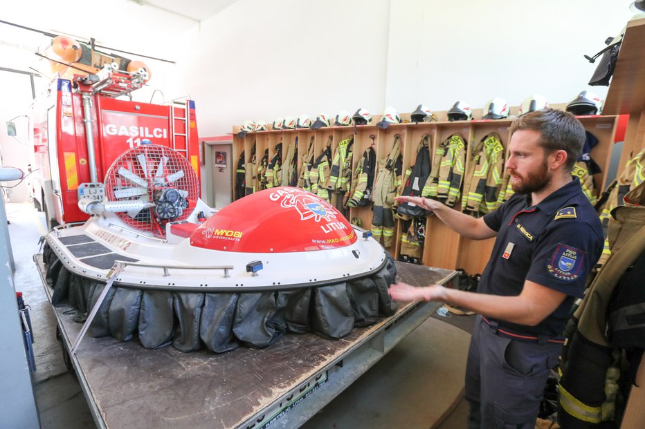 Fotografija: Poveljnik PGD Litija Blaž Kokovica nam je pokazal lebdeče vodno plovilo oziroma hovercraft. FOTO: Marko Feist