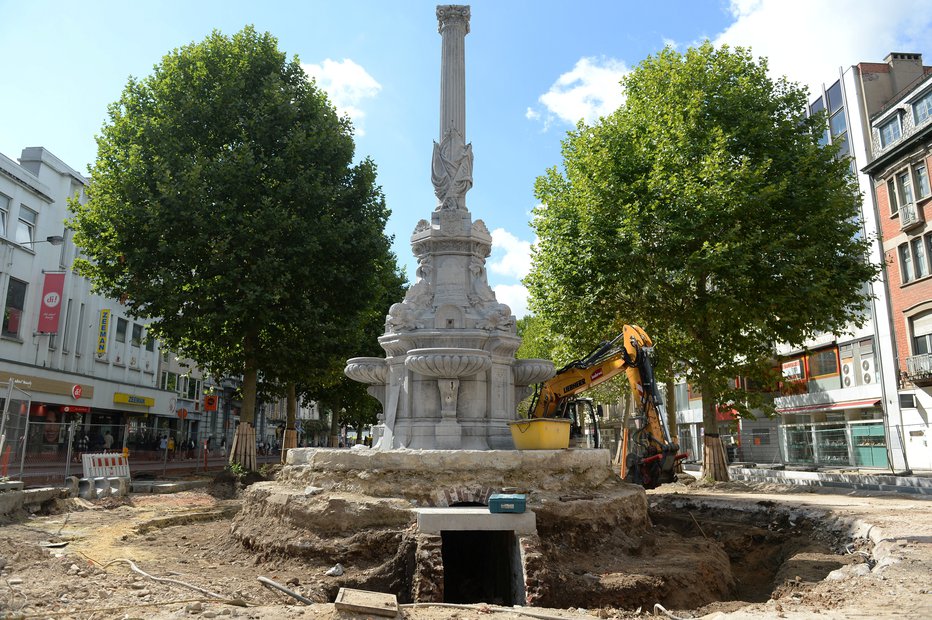 Fotografija: Skrinjico so položili pod spomenik več kot 40 let po županovi smrti. FOTO: Johanna Geron/Reuters