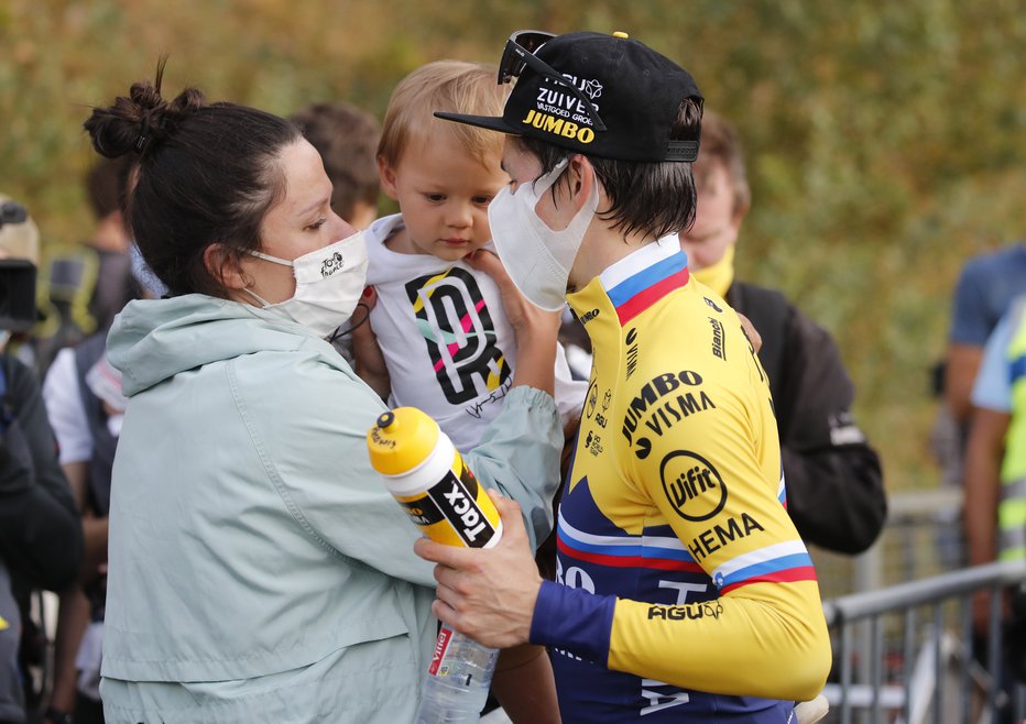 Fotografija: Lora in Lev sta tolažila Primoža. FOTO: Christophe Ena, Reuters