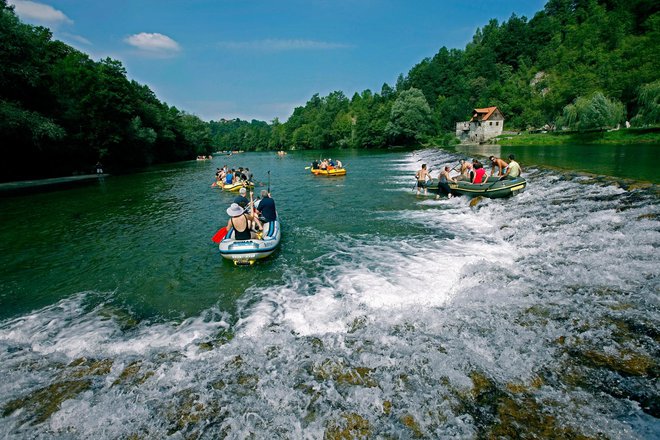 Čolnarjenje po Kolpi je užitek. FOTO: Krajinski Park Kolpa