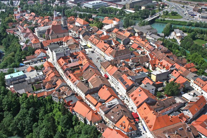 Kranj je priljubljen med večjimi mesti. Foto: Primož Hieng