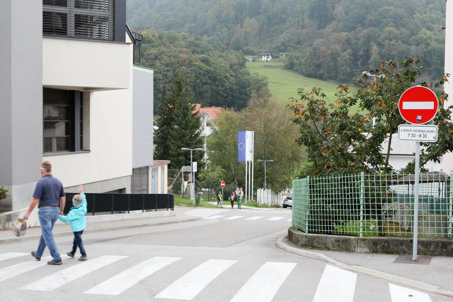 Fotografija: Prometni znak, ki prepoveduje vožnjo med 7.30 in 8.30, voznik opazi šele, ko zavije v ulico, ki je sicer dvosmerna. FOTO: Marko Feist