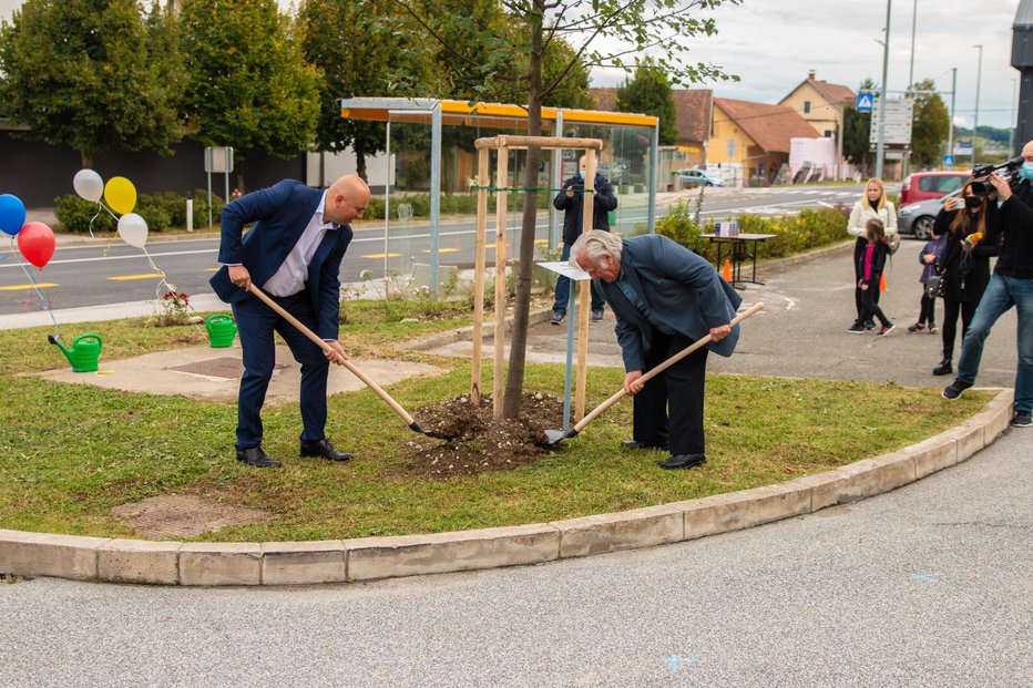 Fotografija: Z domačim županom Gregorjem Žmakom sta posadila lipo.