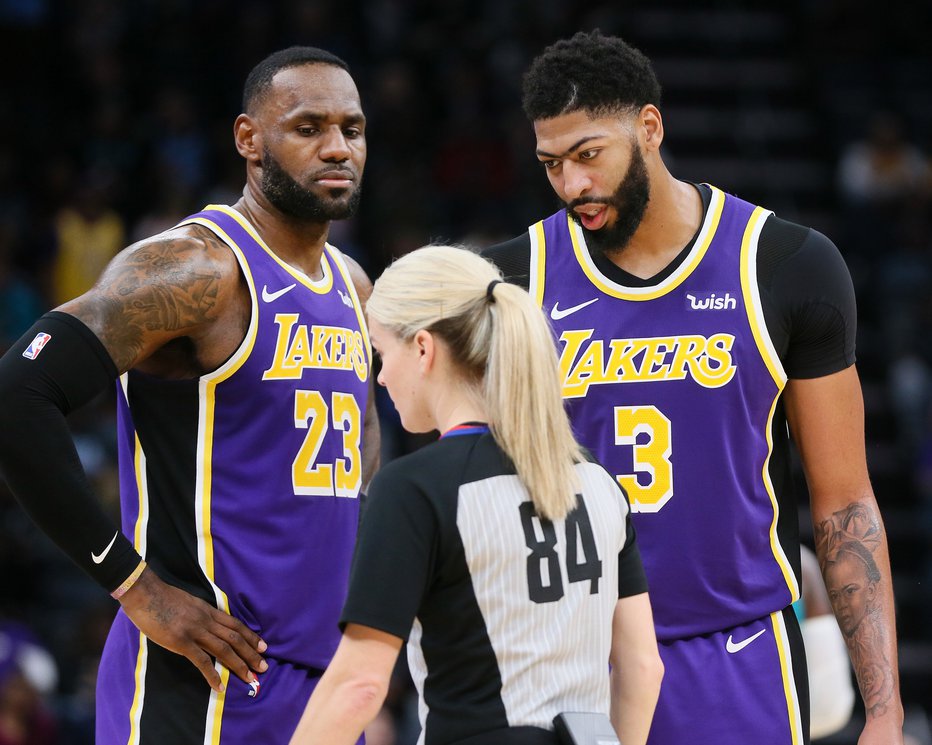 Fotografija: LeBron James (23) in Anthony Davis (3) usklajeno sprejemata tudi odločitve sodnic v ligi NBA. FOTO: USA Today Sports