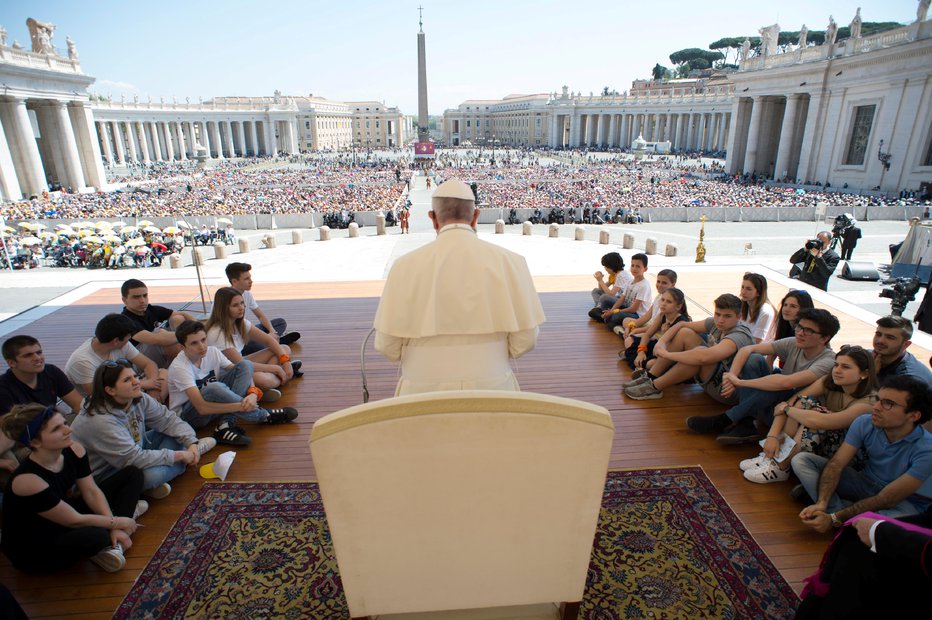 Fotografija: Papež Frančišek je kardinala odstavil s položaja. FOTO: Vatican Media Reuters 