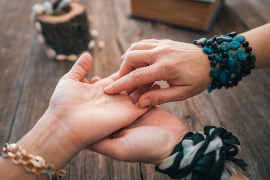 Fotografija: Ljudje so od nekdaj želeli poznati svojo usodo in prihodnost, ki so jo razbirali tudi iz dlani. FOTO: Sonercdem/Getty Images