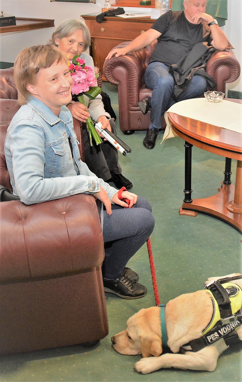 Fotografija: Saša Ajnik s svojim psom vodnikom, ki ji omogoča večjo samostojnost in varnejše sprehajanje. FOTOGRAFIJE: Darko Naraglav