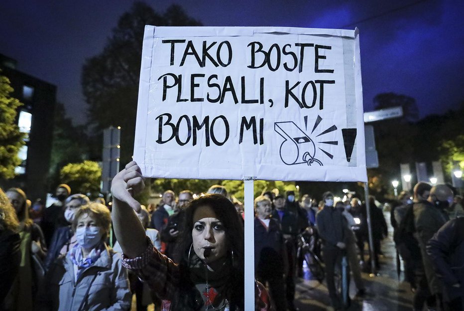 Fotografija: Petkove protestnike čaka strožje ukrepanje policije. FOTO: Jože Suhadolnik