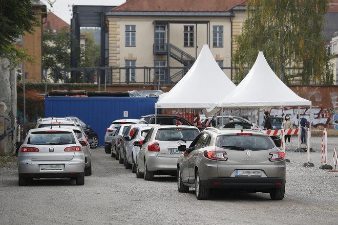 Čakalne vrste pri testu na koronavirus na Metelkovi. Ljubljana, 2. oktober 2020. FOTO: Leon Vidic, Delo