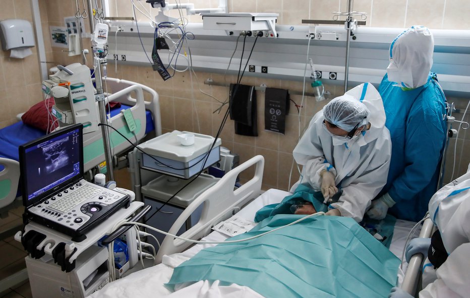 Fotografija: Intenzivni oddelki po vsem svetu skrbijo za bolnike s covidom 19. FOTO: Maxim Shemetov, Reuters