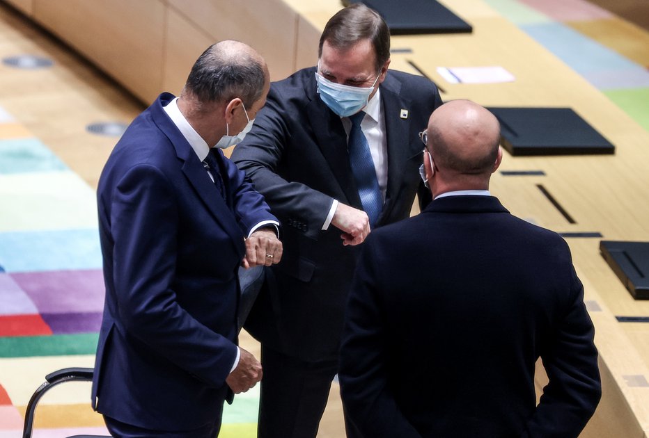 Fotografija: Na vrhu EU slovenski premier v družbi švedskega kolega Stefana  Lofvena in predsednika Evropskega sveta Charlesa Michela. FOTO: Pool Reuters