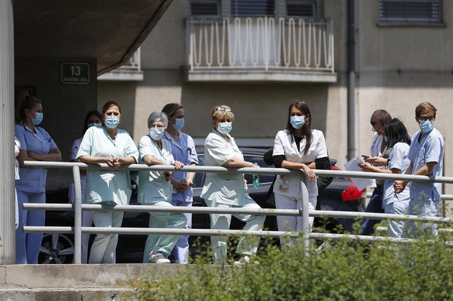 Tudi zdravstveno osebje si želi, da virusa ne bi bilo, da ne bi bili ločeni od družin, ko tvegajo življenja. Prav tako jih je strah in naveličani so. FOTO: Leon Vidic, Delo