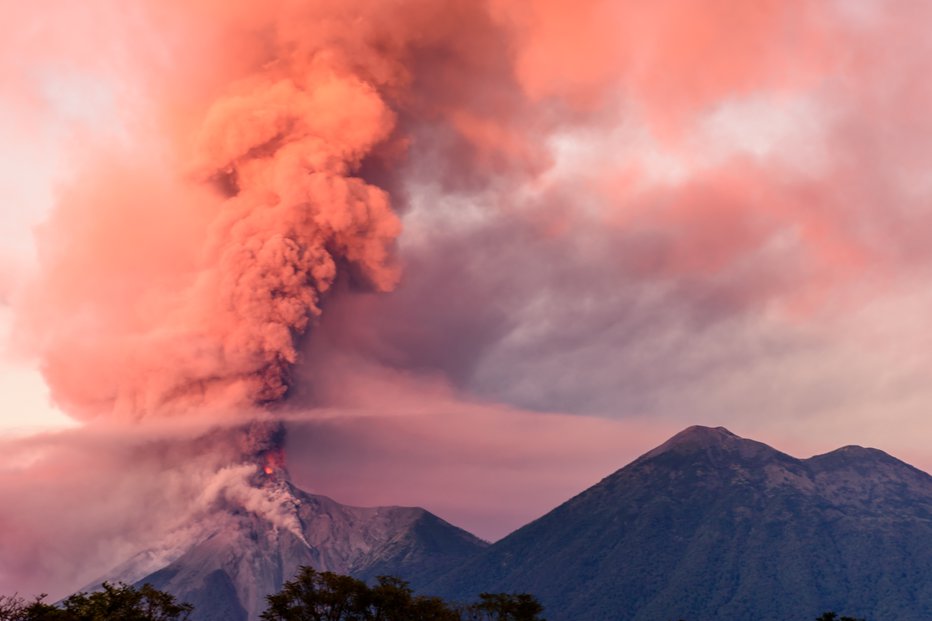 Fotografija: Fuego volcano erupting at dawn next to Acatenango volcano near Antigua, Guatemala, Central America. Getty Images/iStockphoto