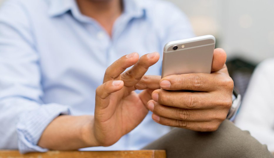 Fotografija: Previdno, spet se širi telefonska prevara. FOTO: Chainarong Prasertthai, Getty Images, Istockphoto