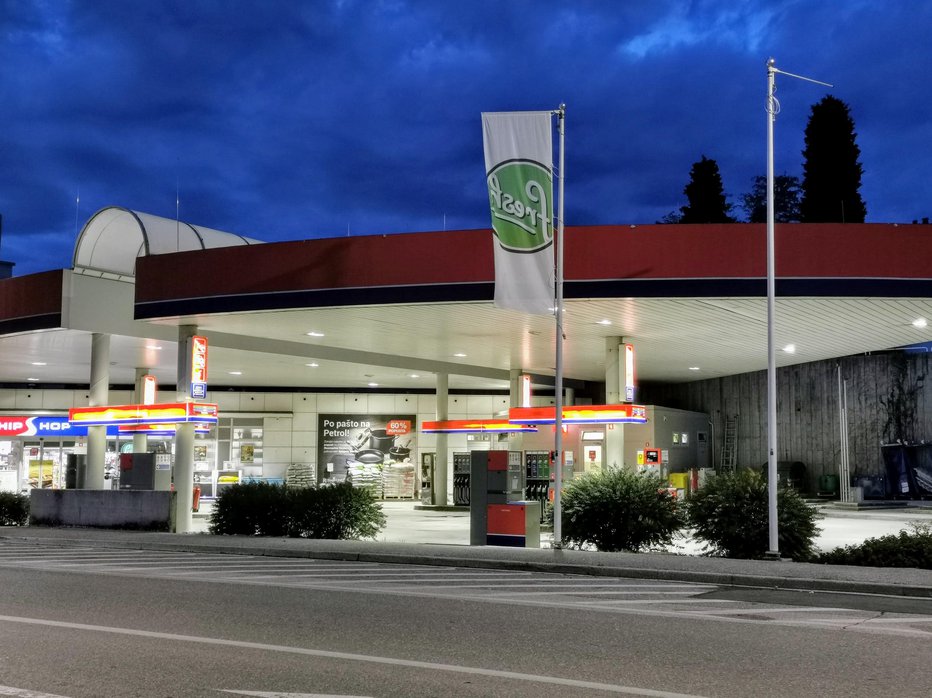 Fotografija: Bencinski servisi na Goriškem so še v nedeljo »pokali po šivih«, v ponedeljek pa so zaradi odsotnosti številnih italijanskih kupcev bolj samevali. FOTO: Ervin Čurlič, Regijski štab CZ za Severno Primorsko