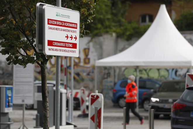 Čakalne vrste pri testiranju na Metelkovi. FOTO: Leon Vidic, Delo