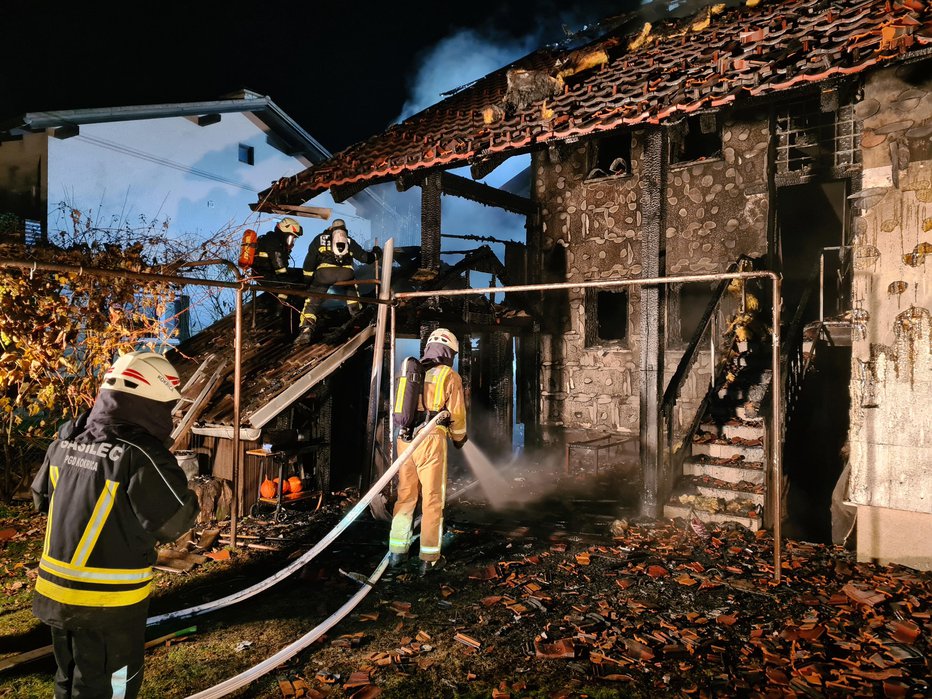 Fotografija: Zagorelo je sredi noči, med polnočjo in prvo jutranjo uro. FOTO: Gasilsko-reševalna služba Kranj