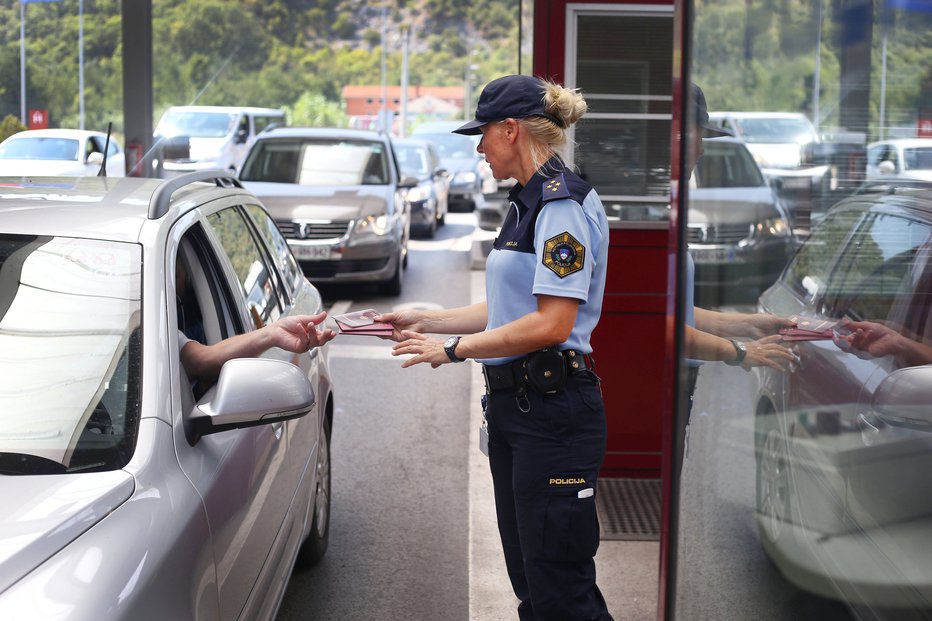 Fotografija: Prejšnji konec tedna, ki je bil prazničen, se je na nekaterih mejnih prehodih s Hrvaško naredila dolga kolona. Mnogi so čakali po več ur. FOTO: Leon Vidic, Delo